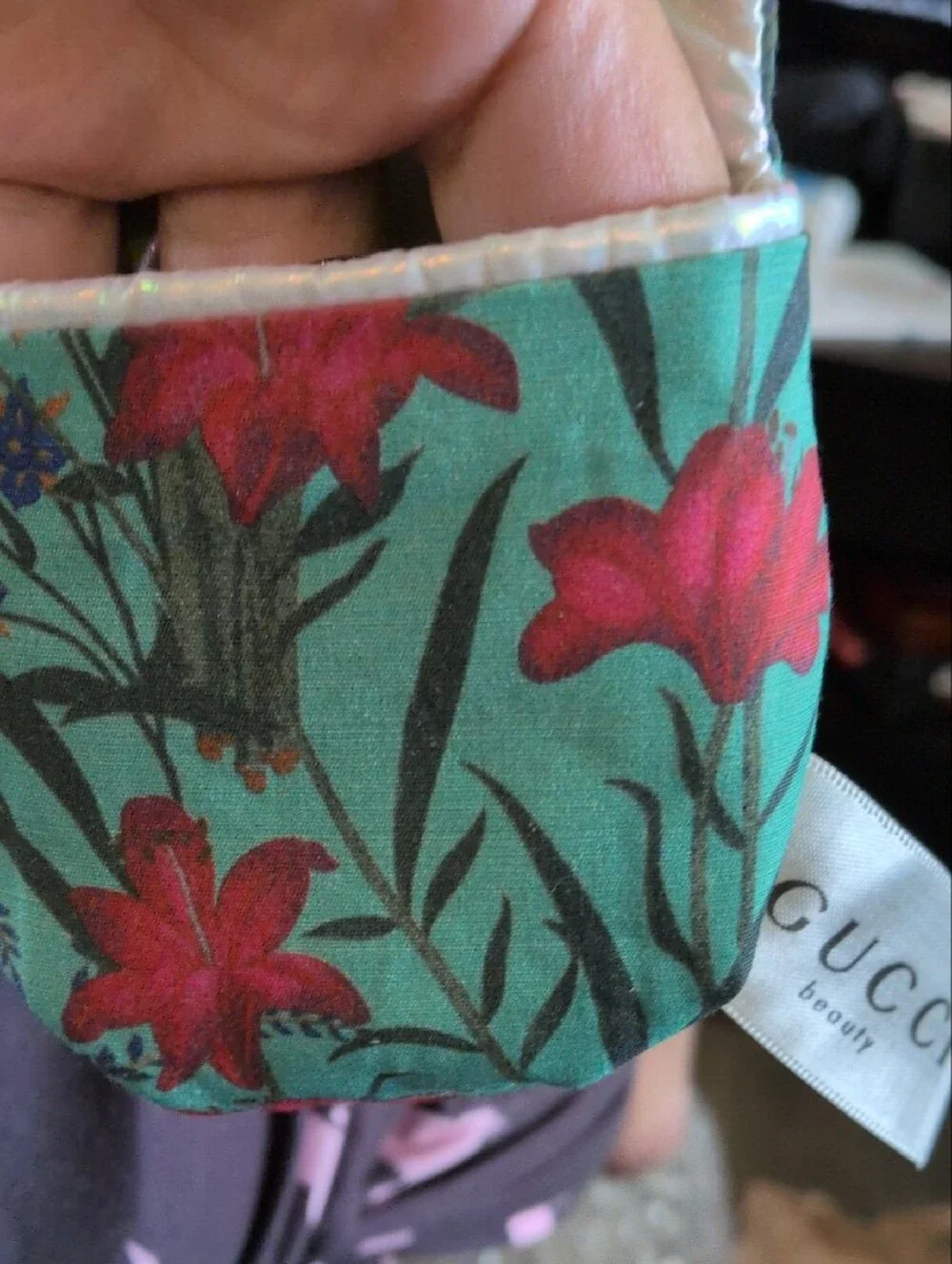 Gucci beauty heart compact with iridescent floral pouch - cream & iridescent